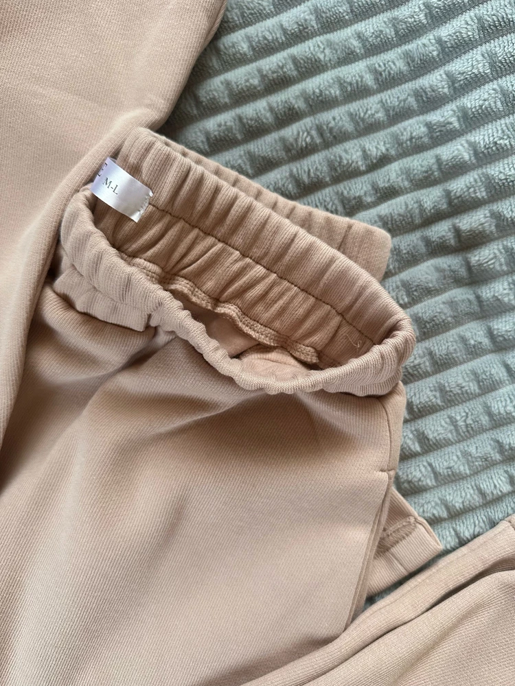 Отличное качество, все очень аккуратно прошито, смотрится 🔥у меня размер сейчас ближе к L. Размер м/l сел отлично. Ну а цена просто 😍за такое то качество)