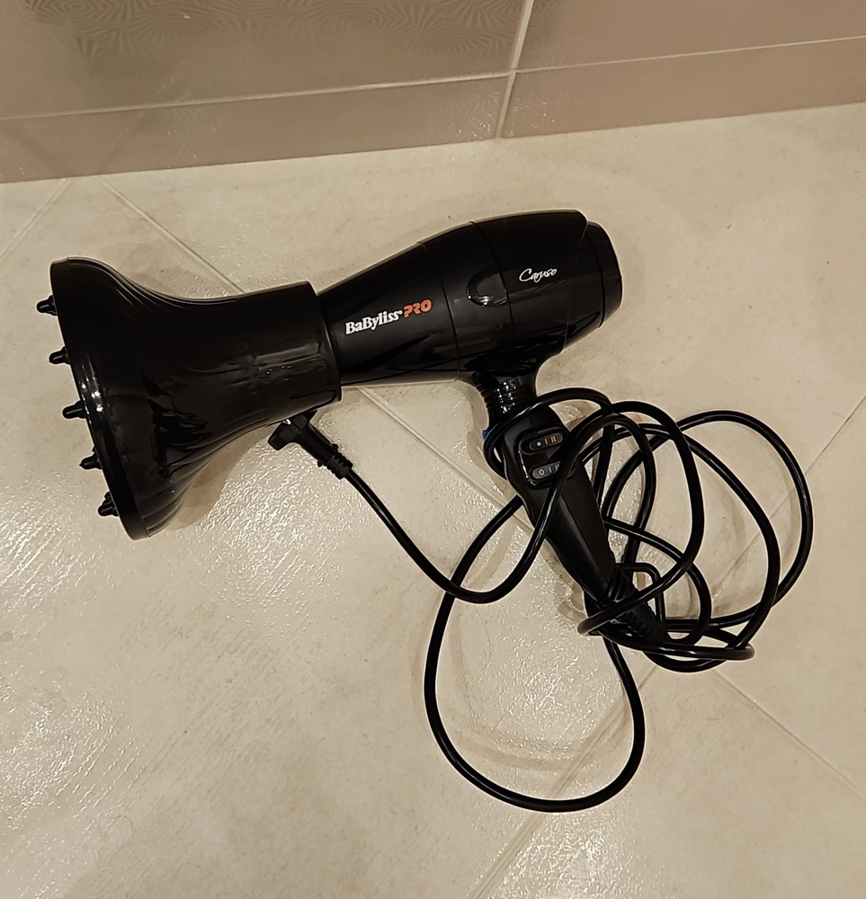 Подходит на Babyliss, но иногда слетает. Если сушить горячим воздухом, то очень сильно нагревается.😔