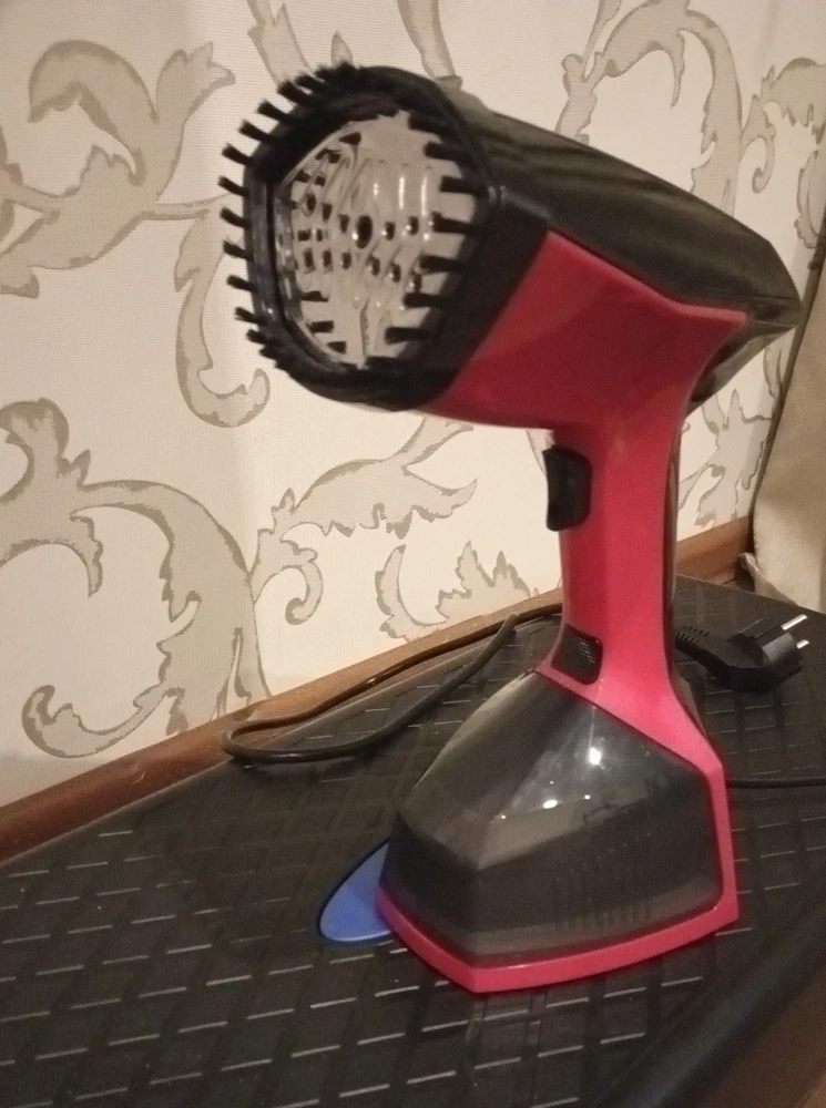 Добрый день! На коробке написано 2000w, в описании 1500,а по факту и того меньше, очень слабый, расход воды большой, пар подаётся слабый. Очень жаль выброшенных денег.