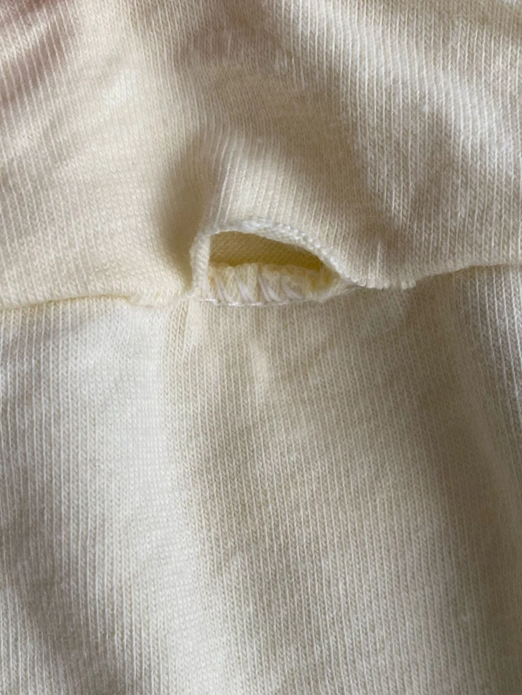 Трусики сшиты небрежно - из 5 штук на одних - брак на ткани (неотстирываемое пятно), на двух брак по шву.