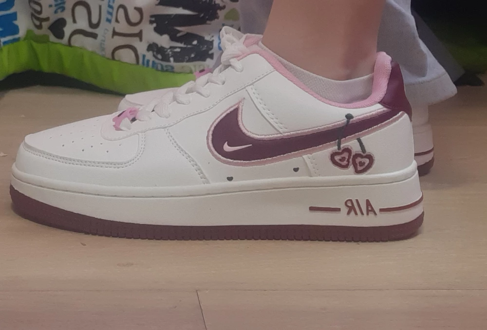 Офигенные кроссовки пришли целые ,по размеру .Брака нигде нет