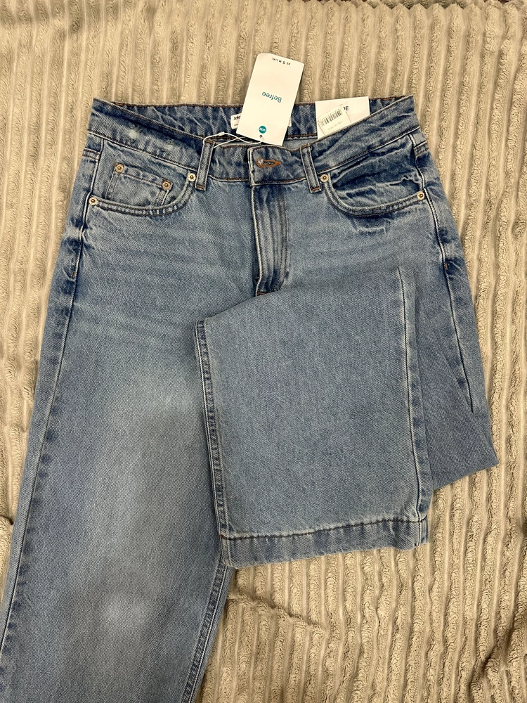 отличные джинсы ,  рост 160 , вес 50. заказала S, тк по размеру подхожу по минимуму. чуть большие в талие, но сидят идеально! плотные