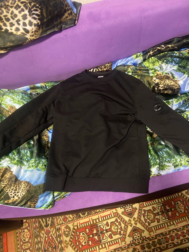 Купил на радостях понес домой уже дома когда одевал обнаружил дырку