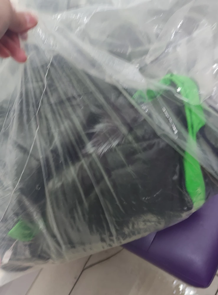 Пальто супер, вот только пришло в таком виде, но слава богу в отличном состоянии! На свой 44 заказала 42 мне как раз!