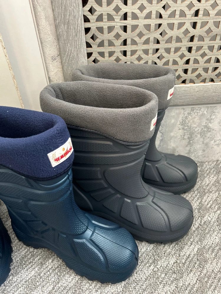 На 37 размер 39-40 в самый раз, удобно снимать. А вот на размер меньше узкие и снимаешь тогда вместе с носком. Сами по себе жесткие, подошва не гнется