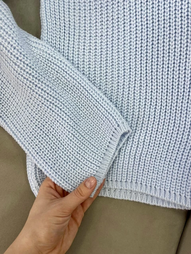 Невероятно приятный к телу свитер, ношу его не снимая 😍 и цвет такой красивый !
