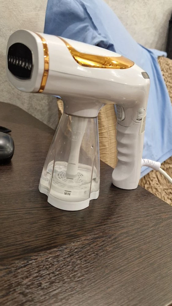 Отпариватель отличный , брала для поездок в командировки, очень быстро справляется со своей функцией, а главное лёгкий и удобный. Рекомендую на 100%