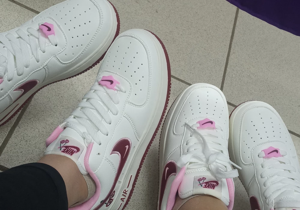 кроссовки хорошие, брали 2 ,но по моему они не маломерки а наоборот большие, мой размер 38, но я не увидев того что они маломерят, по сути заказала 37, думала что будут маленькие, но они были чуть чуть побольше моего размера, но а так кроссы топ😌