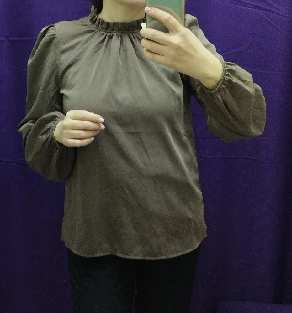 Элегантная блуза,фасон! Но,цвет мне к сожалению не подошёл (фото не передаёт цвет,цвет как на модели,красивый) сшито аккуратно!