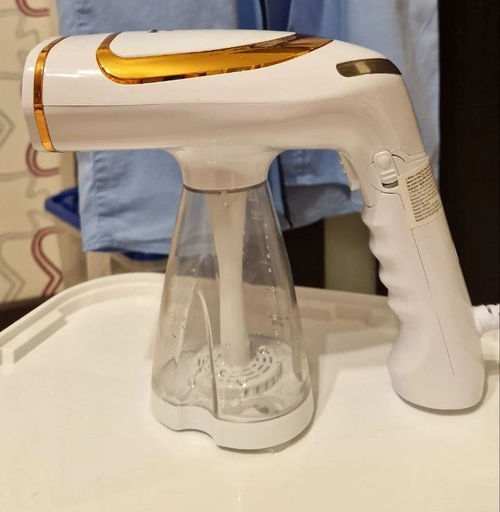 Отличный складной отпариватель. Со своей работой справляется на ура! Легкий, удобно держать и рука не устает. Нагревается быстро, водяных разводов не оставляет и не брызгается.
Х/б рубашку отпарил .
Теперь и в поездки можно брать .
Покупкой довольна .