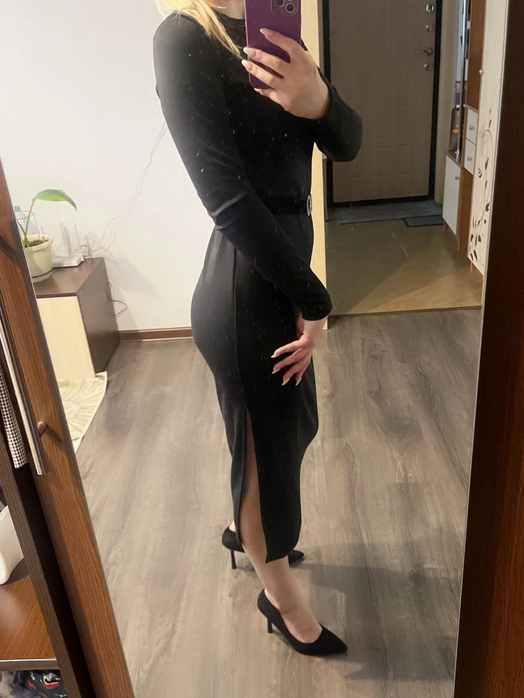 Отличное платье, хорошо село по фигуре,  приятная ткань. 
Швы ровные, нитки нигде не торчат. 
Можно надевать как с ботинками, так и с туфлями на каблуках, украсив аксессуарами. Рекомендую к покупке.