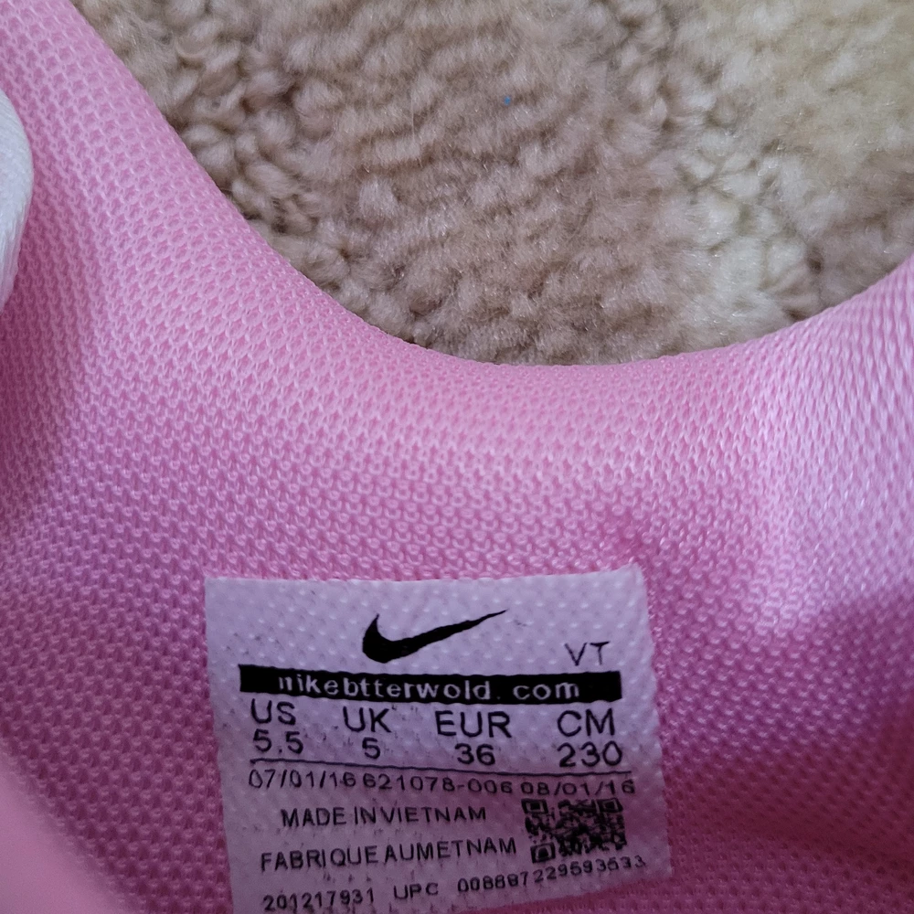 По качеству и доставке претензий НЕТ.
Всё 👍 🔥 Дочери очень понравились.
Только вот как часто бывает, коробка 🤦‍♀️🤦‍♀️🤦‍♀️
И кстати почему указывают, что они маломерят на размер 🤔
У ребёнка полноценный 36ой размер.
И эти кроссовки подошли 36ой, нигде не давят, ноге комфортно и удобно.

Спасибо большое 🙂