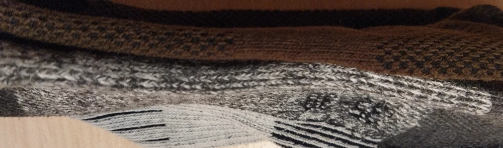 Хорошие носки, по сравнению с носками Сплав arris немного тоньше. ( на фото сравнение) Покупала за 720 р. три пары. За эту цену отличные носки.