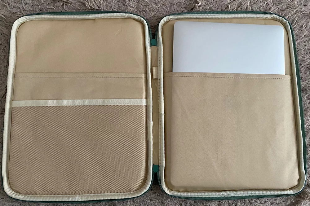 Чехол просто невероятный, качество отличное. Для MacBook 13” идеально подошел. Рекомендую