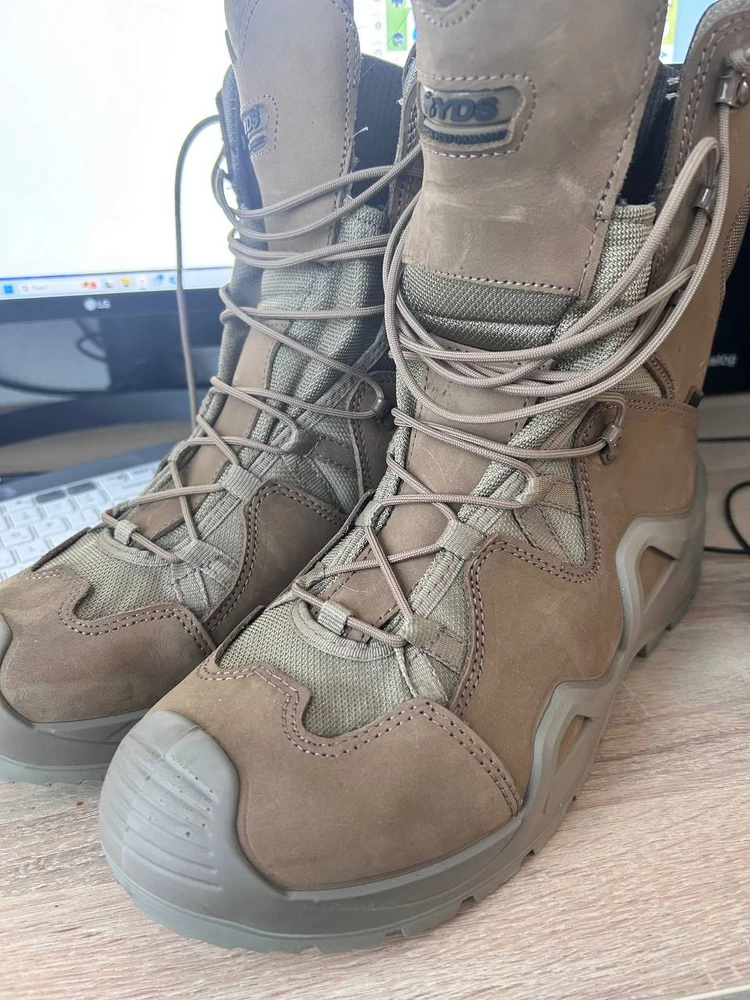 Изначально покупал WarBoots, но т.к. те также маломерят и 46 у них нет в природе, заказал данные YDS. Для тех кому интересна разница: отличия от варбутс у YDS практически минимальны. Колодка 100% одна. Сделаны... ну данный экземпляр сделан лучше чем варбутс, хотя в отзывах иногда пишут что сделаны хуже. Нитки есть торчащие и там и там. Шнурки кажется у варбутсов были по качественнее, но это фигня. Стелька 1 в 1, на одном заводе сделаны. Шнуровка такая же. По жесткости кажется YDS мягче. По весу не скажу т.к. эти высокие, а те были низкие. Но на ноге кажутся также кроссовками. Это первое впечатление. Продавцу спасибо за оригинальную продукцию.