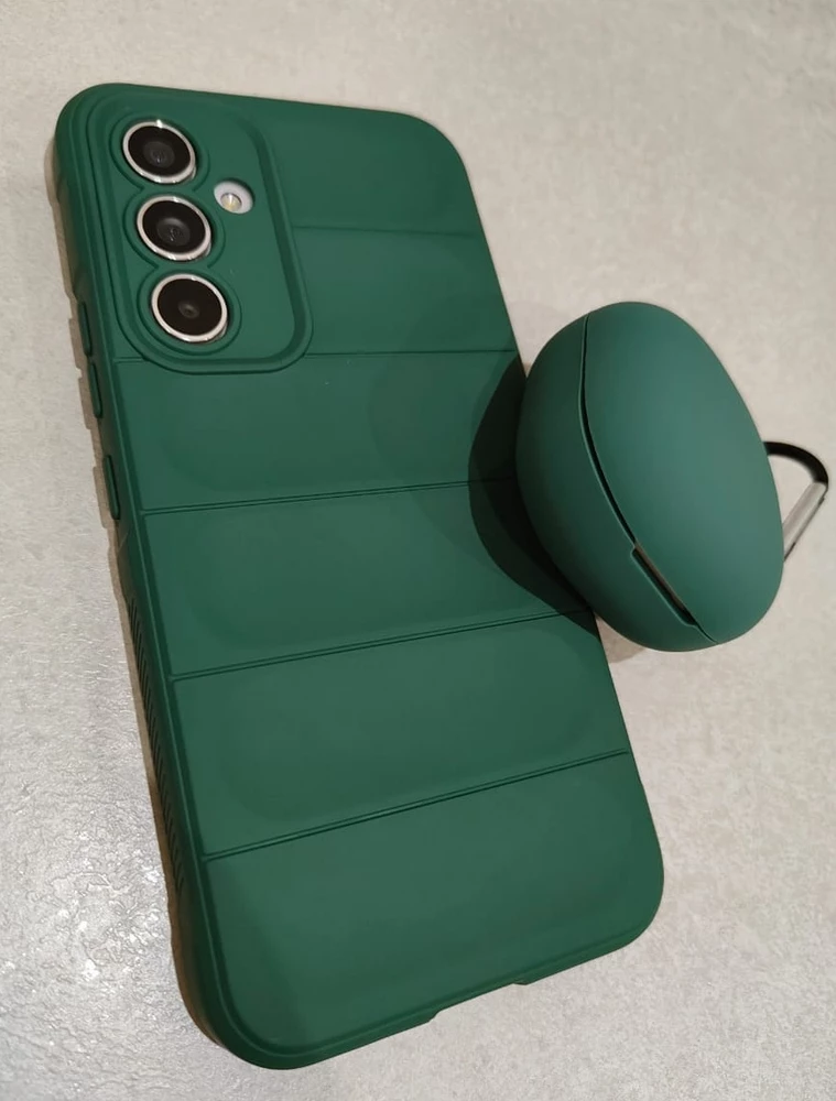 Искала в цвет к чехлы на телефоне, получилось отличное комбо. На Buds live село хорошо и плотно, отверстие под зарядку совподает