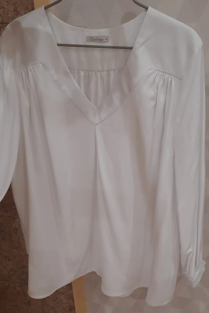 Замечательная блузка. Приятная ткань. В размер. Пошив хороший. Спасибо!