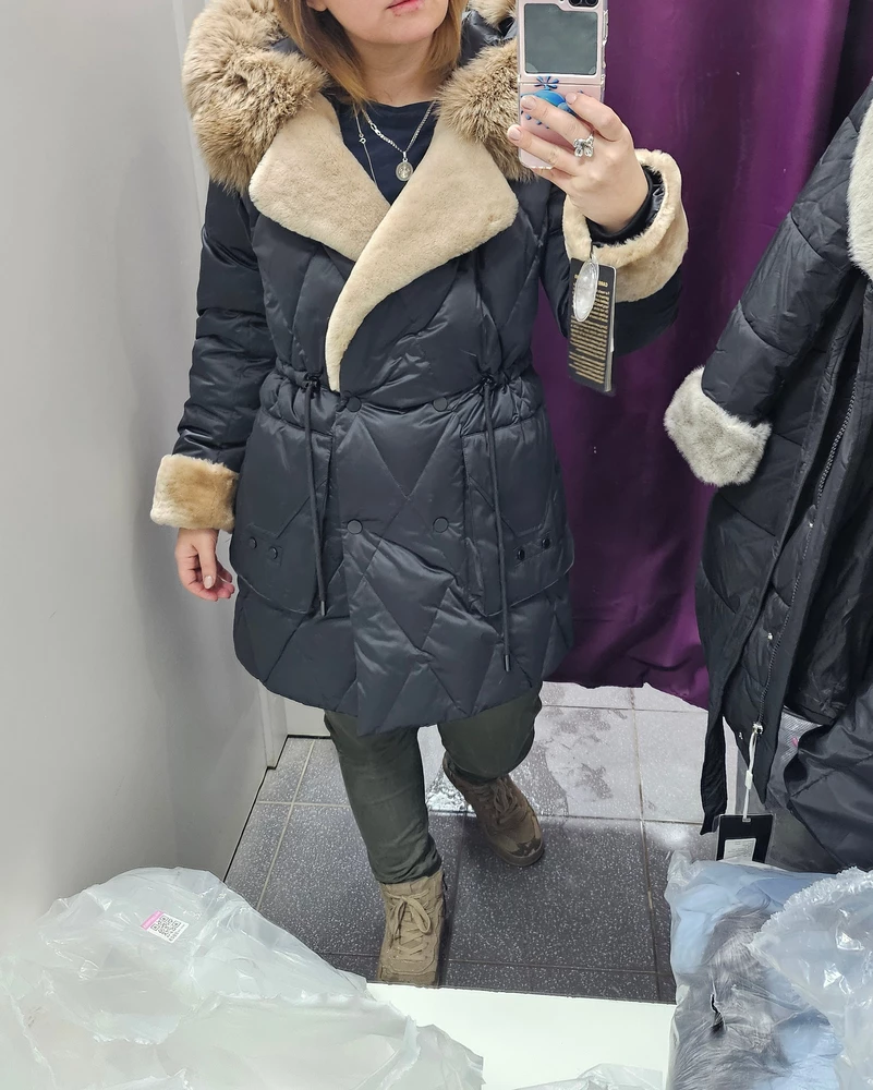 За такие деньги хотелось получить больше, а так простая куртка с мехом.