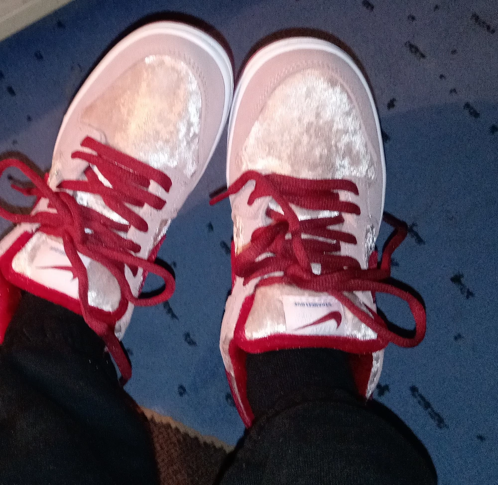 няшки! очень милые кроссовочки, мягонькие, размер соответствует, пришли быстро, упаковка очень красивая! однозначно рекомендую, даже не сомневайтесь в покупке