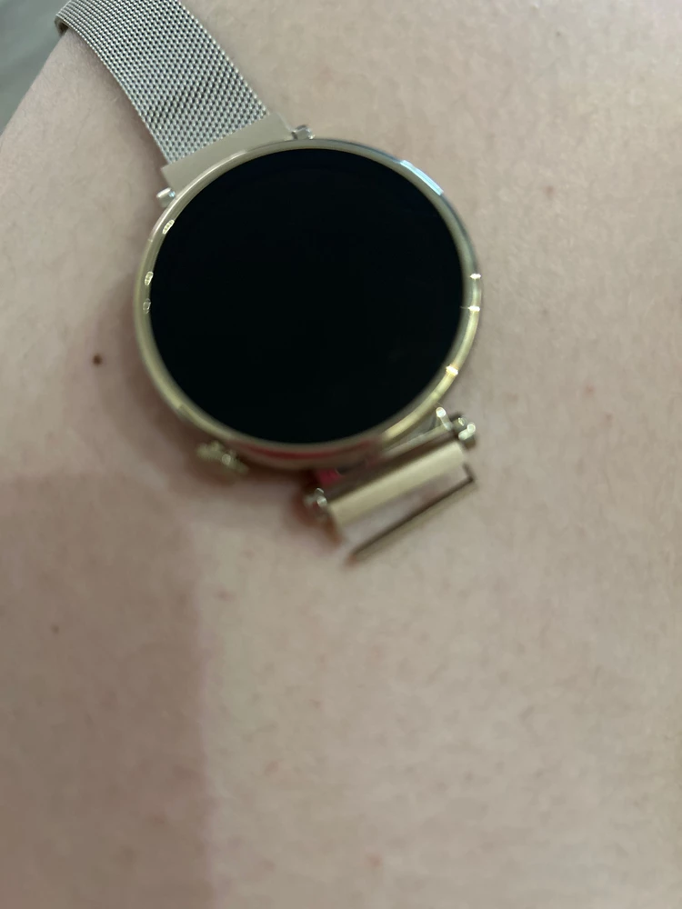Забрала ремешок ,осмотрела выглядел целым. Начала устанавливать и крепление лопнуло