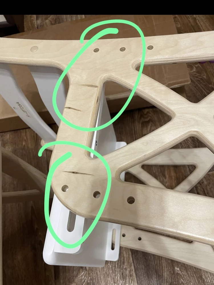 Не доложили детали для крепления сидушки к основанию стула