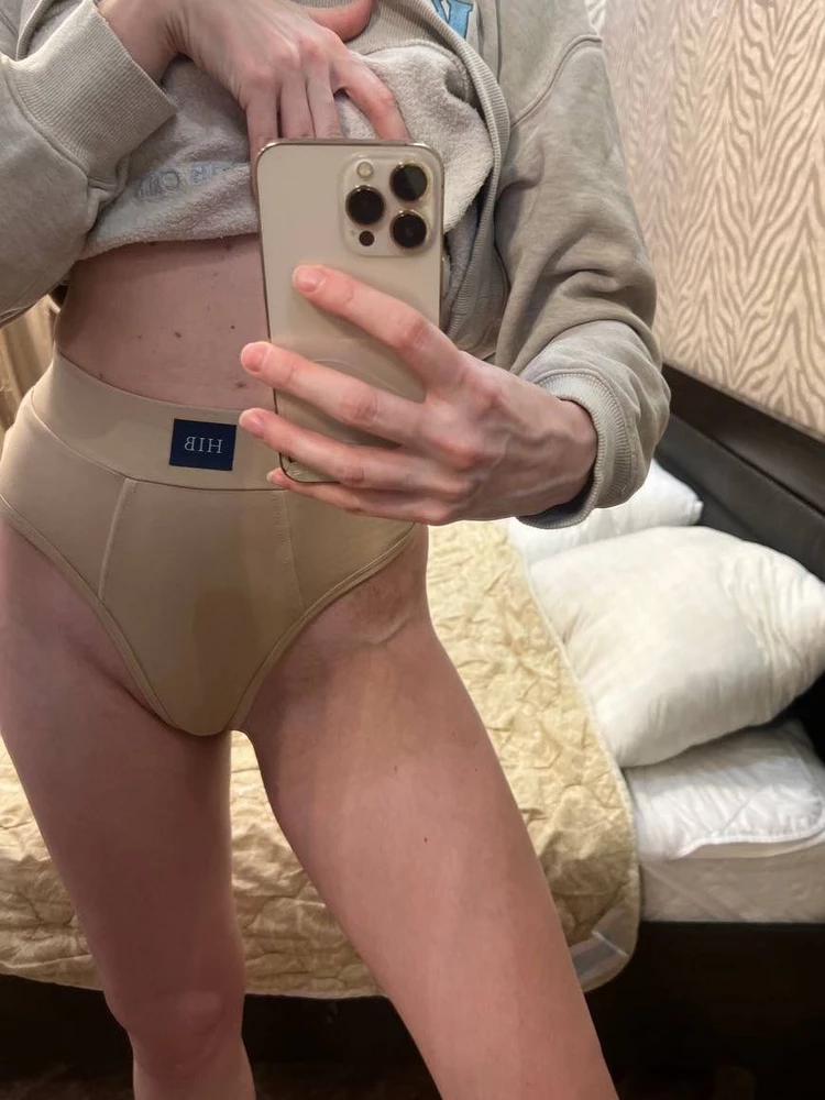 Купила себе и сестре трусишки, сегодня же надела! Классно сели, даже попа в них краше стала)) не поняла, у кого там резинка скручивается. Может надо по размеру выбирать и не втискиваться не в свой? Ребятам спасибо за качественное белье, ждём топики, чтобы в комплектах дома щеголять 😝