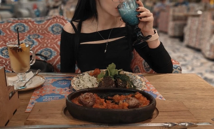 Вообще не поняла, купила такой же чёрный 42 был идеально 
Белый просто непонятно на 2 размера больше, но учитывая цену рейтинг портить не хочется, но точно возврат (