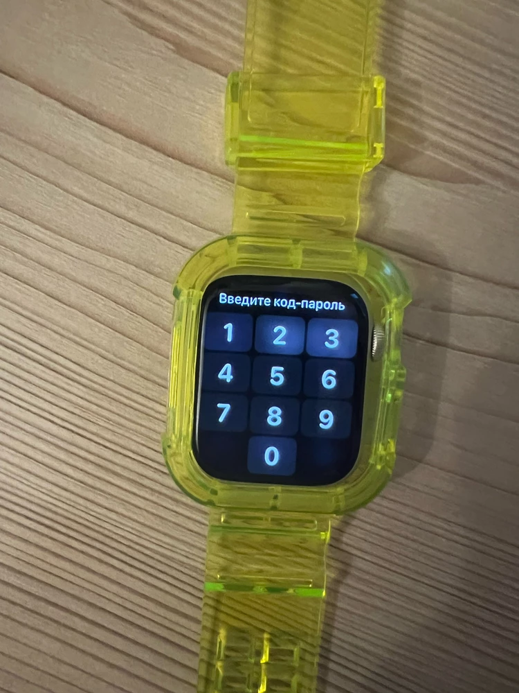 У меня часы 42см просто выпадают из него, в описании написано, что подходит на этот размер. Верните пожалуцста деньги