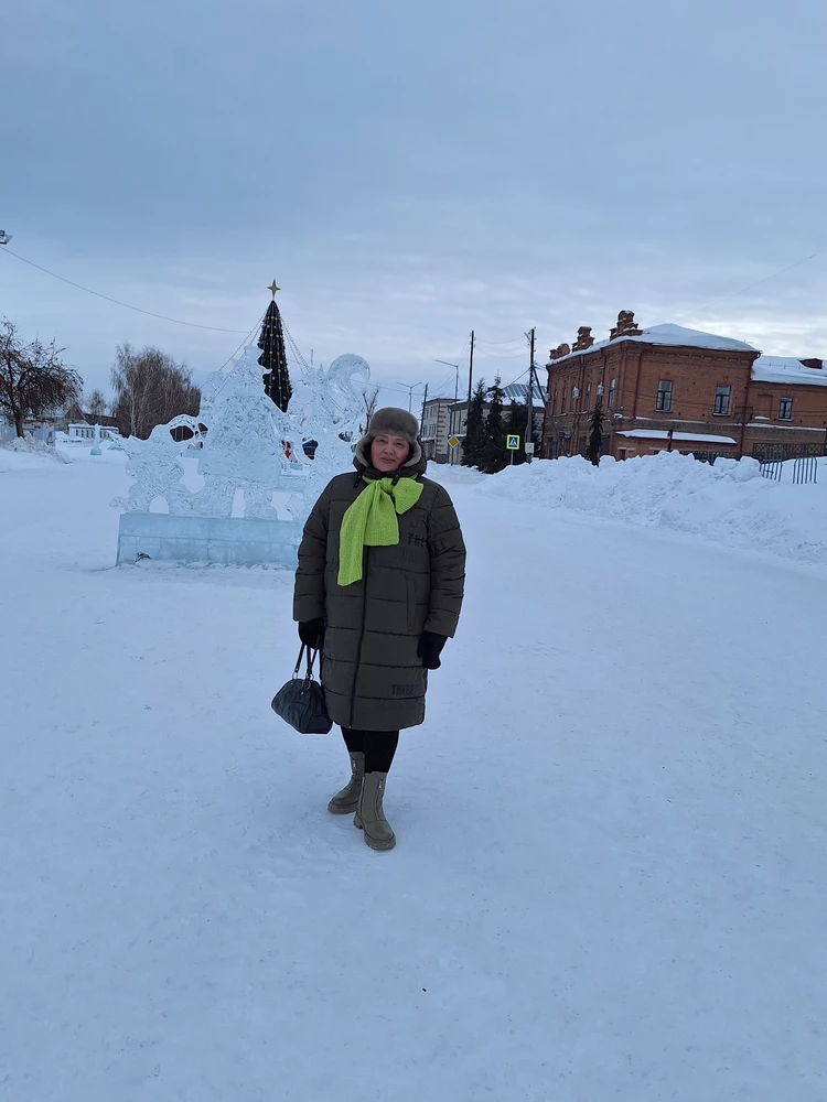 Довольна в размер,тёплый и лёгкий не хватает бегуна на молнии снизу.