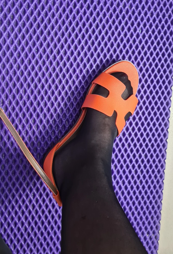 Шикарные сандалии! Отличная упаковка,  но единственное нет пыльников фирменных для хранения обуви. Кожа мягкая, не воняют!!!! Моя оплошность, почитала отзывы- писали что они маломерки. Заказала 38 раз., а у меня полный 37 раз. - 24,5 см. Ровно на размер они большие. Берите размер в размер!!! Если появятся размеры обязательно перезакажу. Спасибо продавцу!