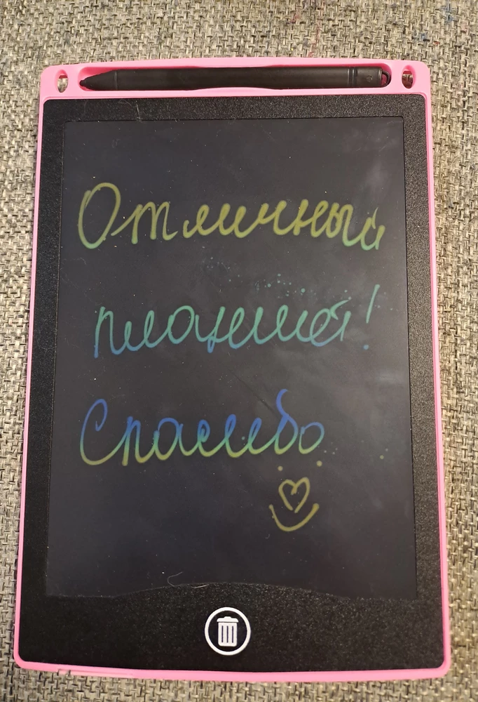 Мне понравился.  Жаль,что цвет рандомный и нам попался розовый. А мы мальчики :)