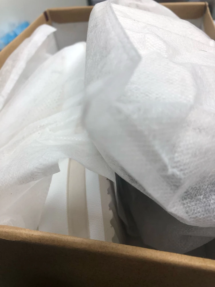 Коробка пришла разорванная, кроссовки не упакованы! А так кроссовки хорошие, понравились, на ногах хорошо смотрятся!