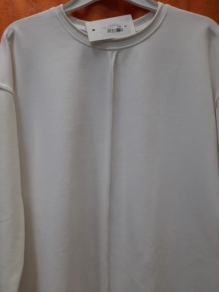 Отличный лонгслив!
Рекомендую однозначно к покупке.
Все швы ровненькие, ниточки ни где не торчат👍
Просто подарок за такую цену🔥