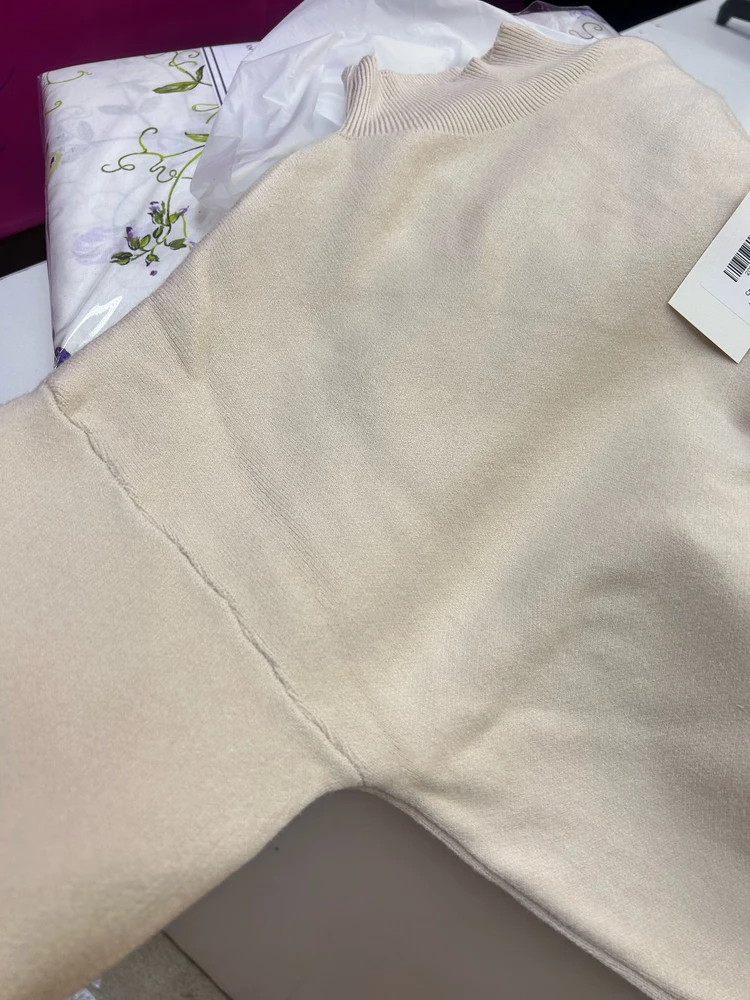 Очень ждала этот свитер, уже был подобран образ🥰и к сожалению-отказ …из-за шва рукава,на фото не видно,но вдоль  шва белый контур..который  ,ну очень бросается в глаза,вещь не три копейки стоит🤷‍♀️ хотя качество хорошее,жаль😔