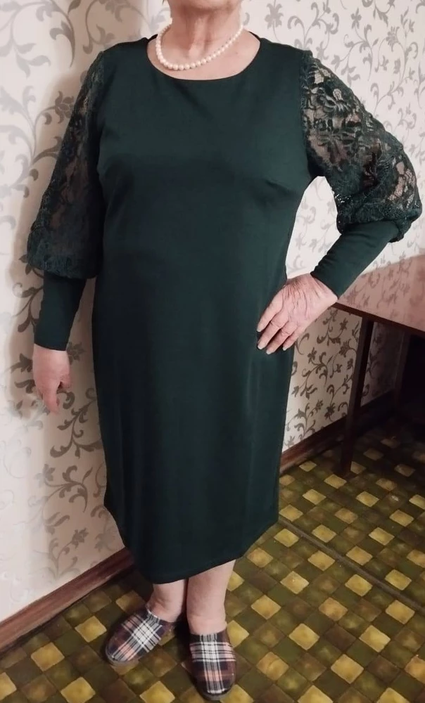 Размер подбирали по таблице, платье подошло. Цвет темнее, чем на фото, но не критично. Пошито качественно.