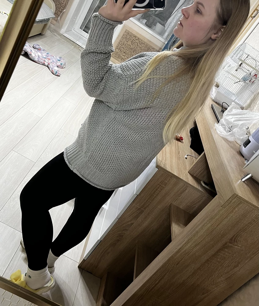 Афигенный свитер. Такой мягкий, дышать будет точно. После стирки нетрастянулся. Прям оверсайз как заявленно.