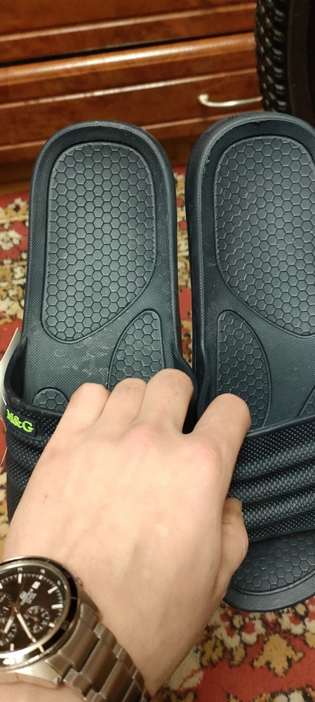 Пришли в открытом пакете, грязные и в каких-то блестках.