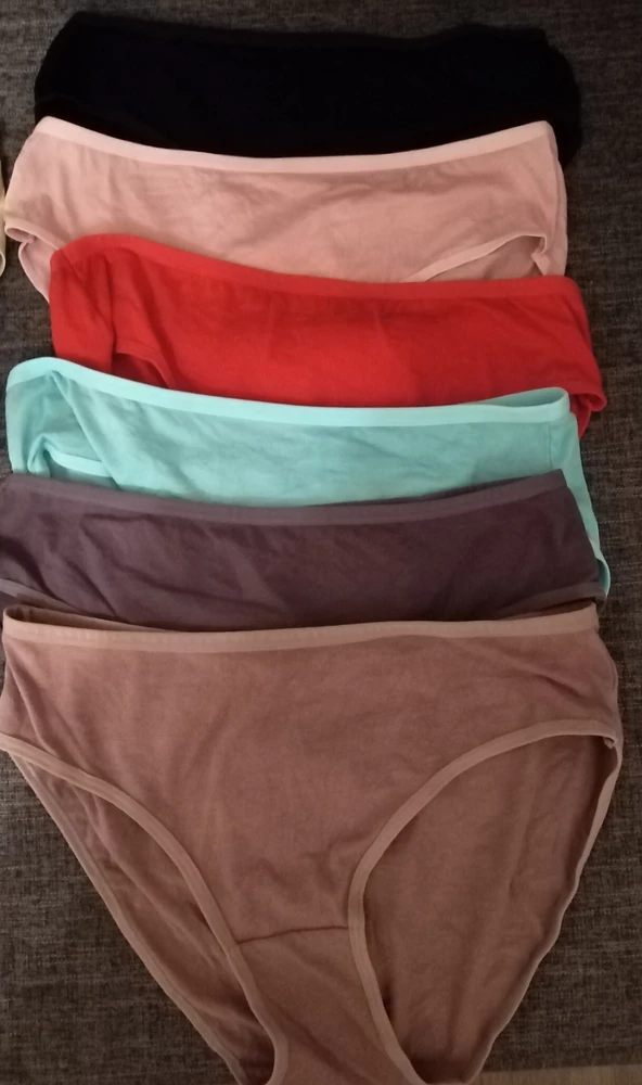 Яркие, не линяют (на том фото, где без этикеток, после стирки-еще мокрые) , приятные к телу и на ощупь. Размер 52-54 сели отлично, при домашней примерке симпатичны! Надеюсь при носке не расстроют, не растянутся и не будут соскакивать)