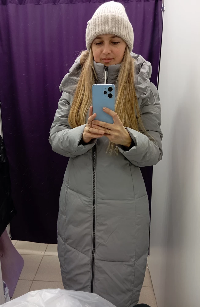 Покупала по акции за 2300₽. Это конечно подарок. Классный пуховик. При -14 не замёрзла. Единственное, что немного нелегко в нем идти))) сковывает шаг.