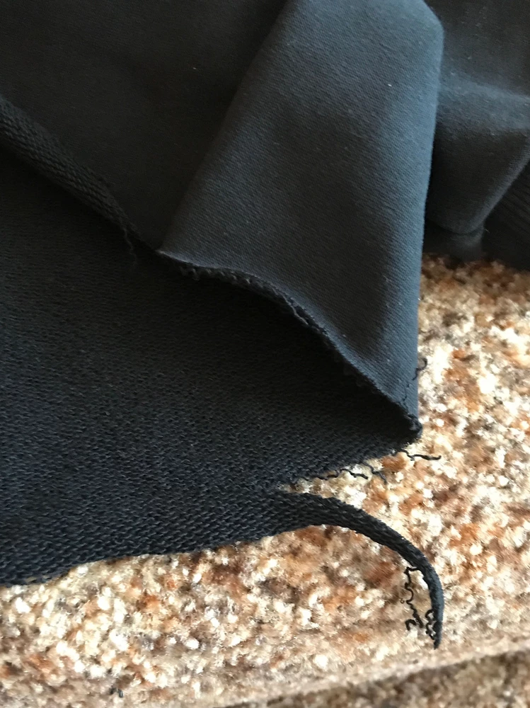 Нитки торчат во все стороны( А сзади вообще кто то пытался отрезать край,и из-за этого нитки еще больше торчат