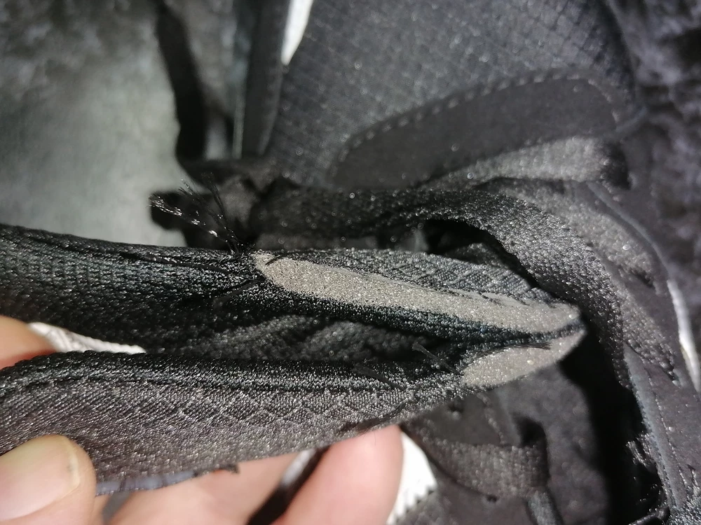 На языках ткань разошлась наверное ещё при доставке представляю, что будет с кроссовками при носке.