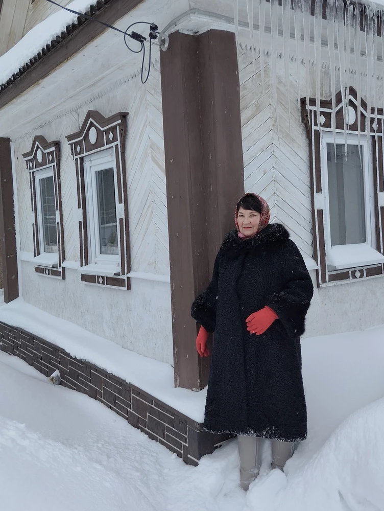 Спасибо за платочек.. Плохо видно его.. У меня с розовой бахромой... Качество хорошее, размер хватает, чтобы обвернуть шею..