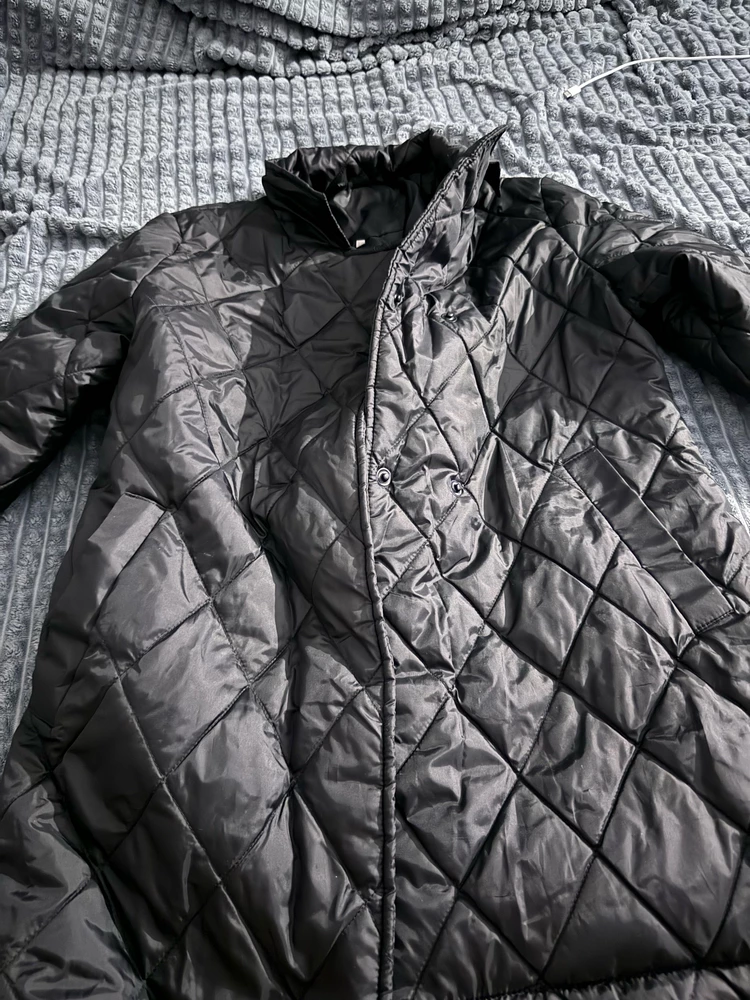 Хорошая куртка, сделана качественно, приятные материалы. На весну будет хорошо. Легкая, теплая. Все понравилось.