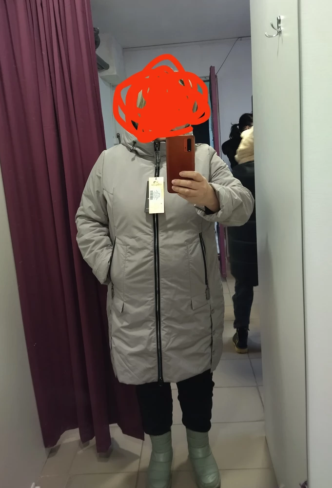 Курточка соответствует заявленной таблице размеров, лёгкая, но в то же время тёплая, на осень-весну самое то, фурнитура качественная.