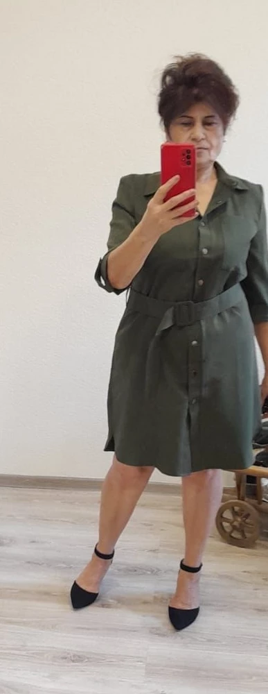 Отличное платье, ткань хорошего качества, приятная телу, тянется, очень комфортно в нём ! Длина очень радует, то, что нужно!!! Нитки нигде не торчат, строчки ровные, кнопки тоже хорошо растегиваются и застегиваются легко!  Рекомендую продавца! Цена - качество очень радует!