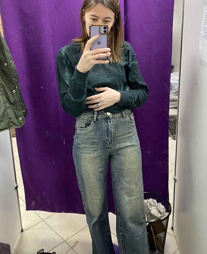 Забрала джинсы, редко покупаю онлайн, но подошли отлично! на т70 б95 подошел 29 размер, обычно ношу 28, хорошая длина. На фото видно как смотрятся при разном свете