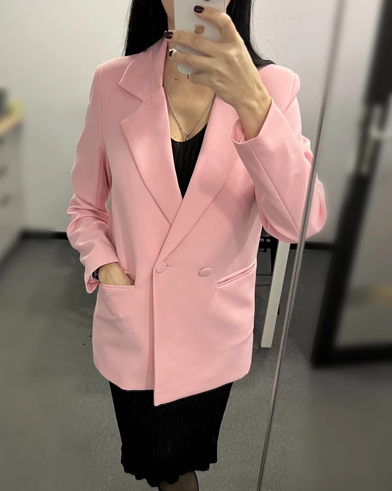 Искала именно такой покрой, именно такую ткань. Влюблена в себя в этом пиджаке😍 Знаю, как важен отзыв с фото. Пиджак отличный. Единствееный минус - это упаковка. Но это не главное.