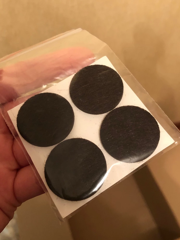 Замечательная банкетка
Давно искала подобную в прихожую и нашла эту
Достаточно легкая 
Собирается очень быстро, справится даже ребенок
Ткань приятная, а цвет подошёл идеально
Так же в комплекте был подарок: мягкие накладки на ножки
Швы аккуратные 
Очень довольна, спасибо продавцу