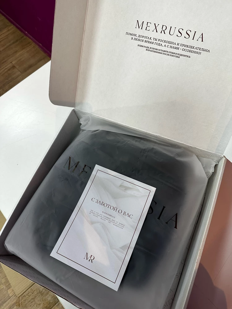 Куртка пришла в красивой упаковке. Сверху положили правила по уходу за кожей, похвально. Приятно было заниматься распаковкой и примеркой дома. Заказ выкупила, осталась довольна! благодарю производителя и Валдбериесс👍