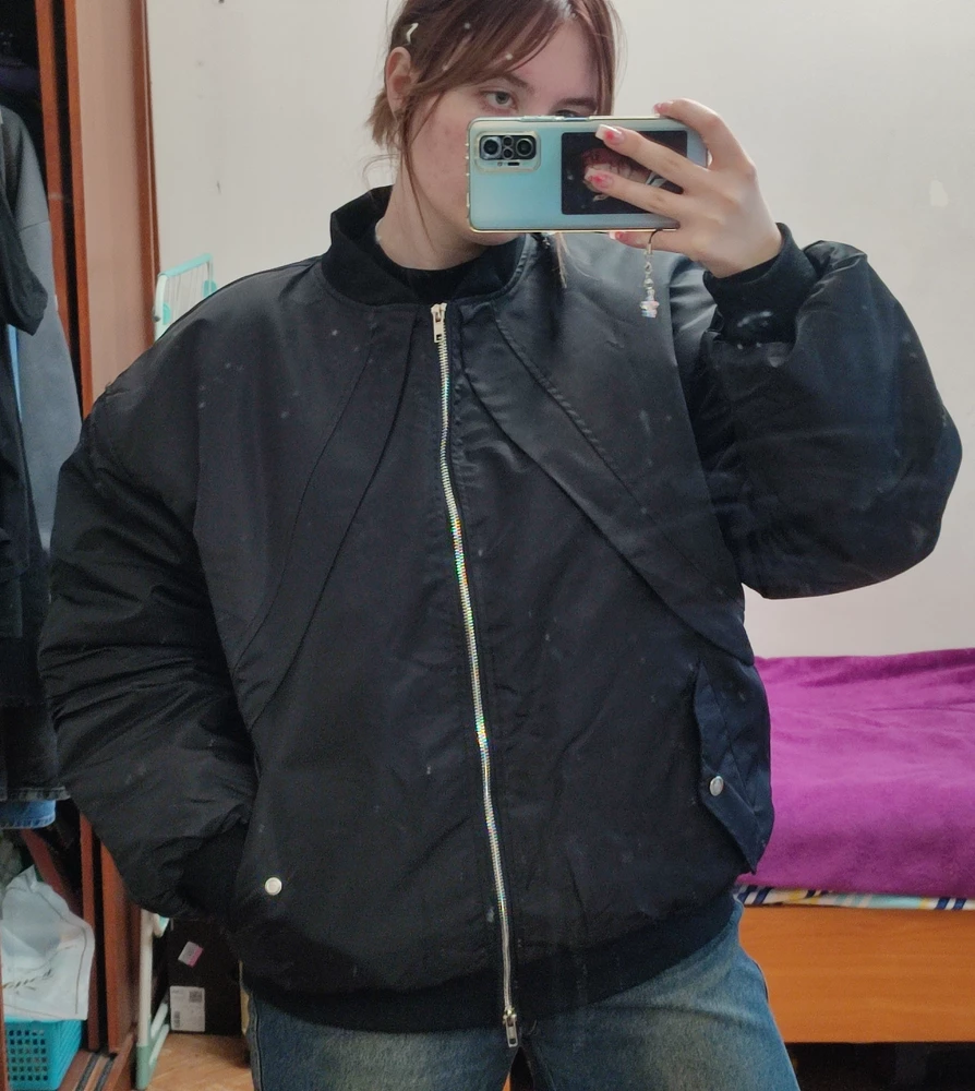 Куртка хороша, плотная, нитки не торчат, ткань и молния качественные, карманы маловаты, но плотно застëгиваются. На весну подойдëт.